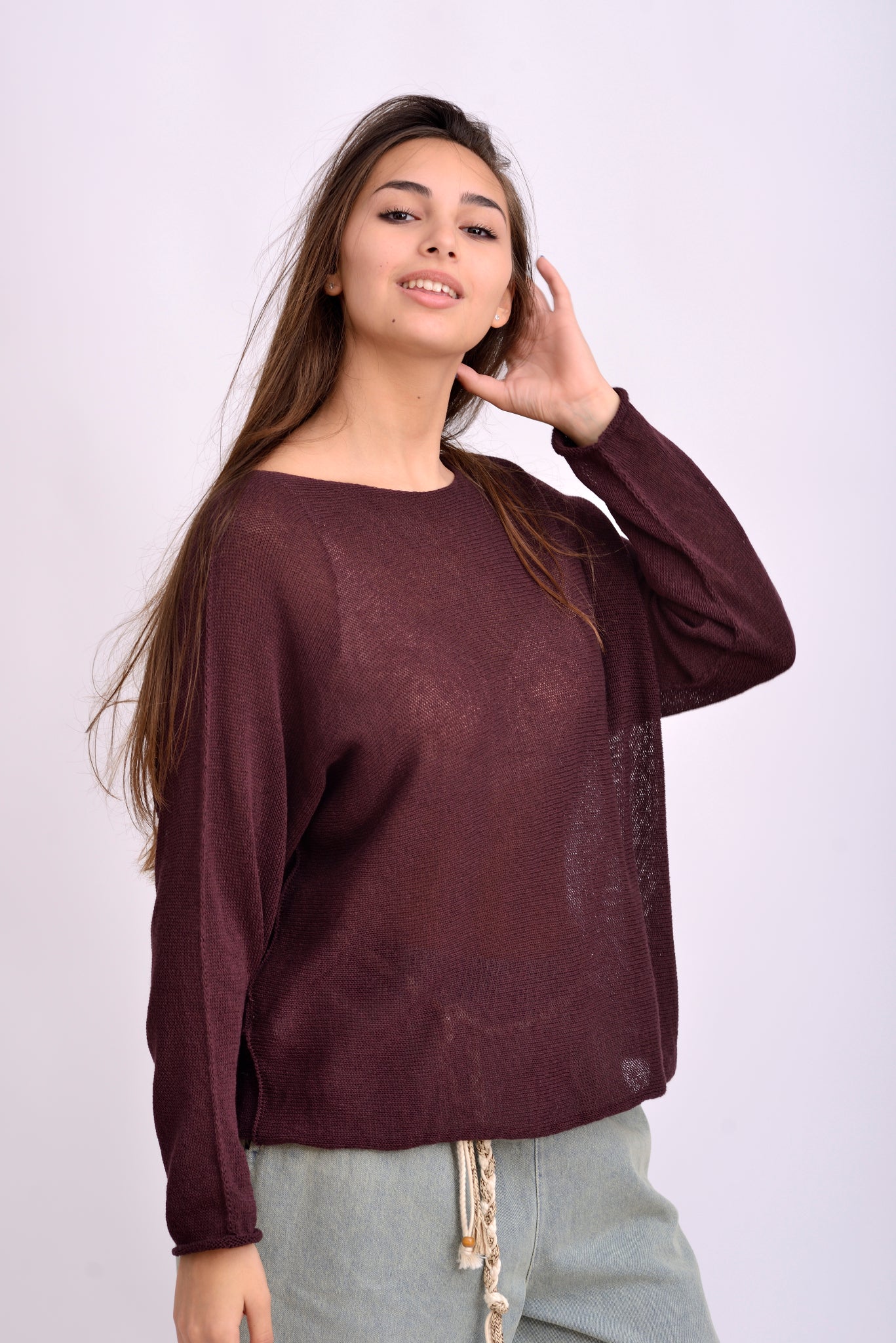Bluza tricotată lejeră în nuanță rosu inchis, vedere din față, cu croială dreaptă și umeri căzuți.
