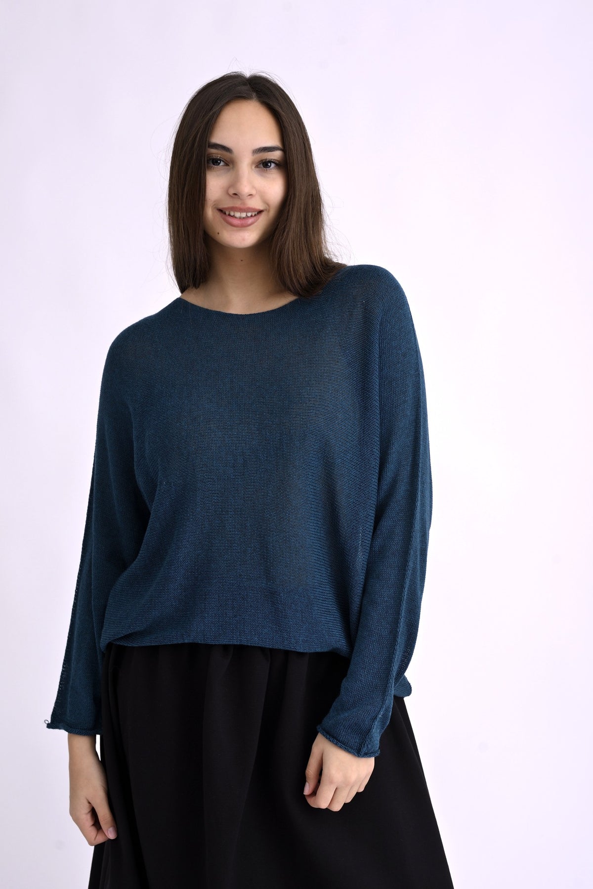 Bluza tricotată lejeră în nuanță turcoaz, vedere din fata, cu croială dreaptă și transparentă.