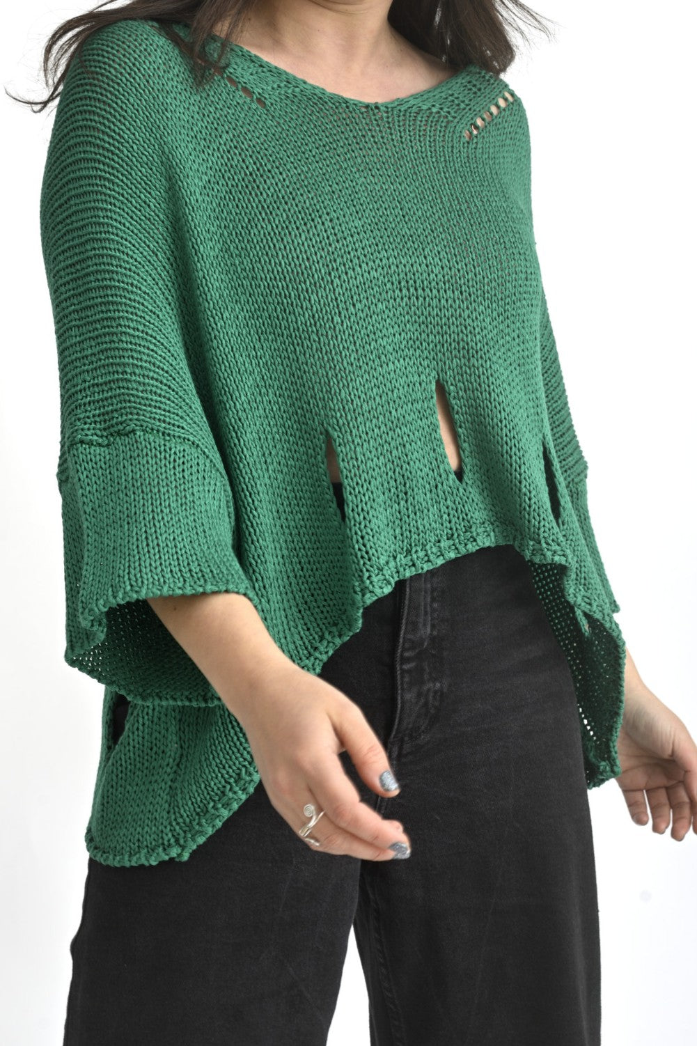 Bluză verde cu croială amplă și rupturi stilizate, potrivită pentru ținute relaxate de zi