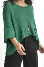 Bluză verde cu croială amplă și rupturi stilizate, potrivită pentru ținute relaxate de zi