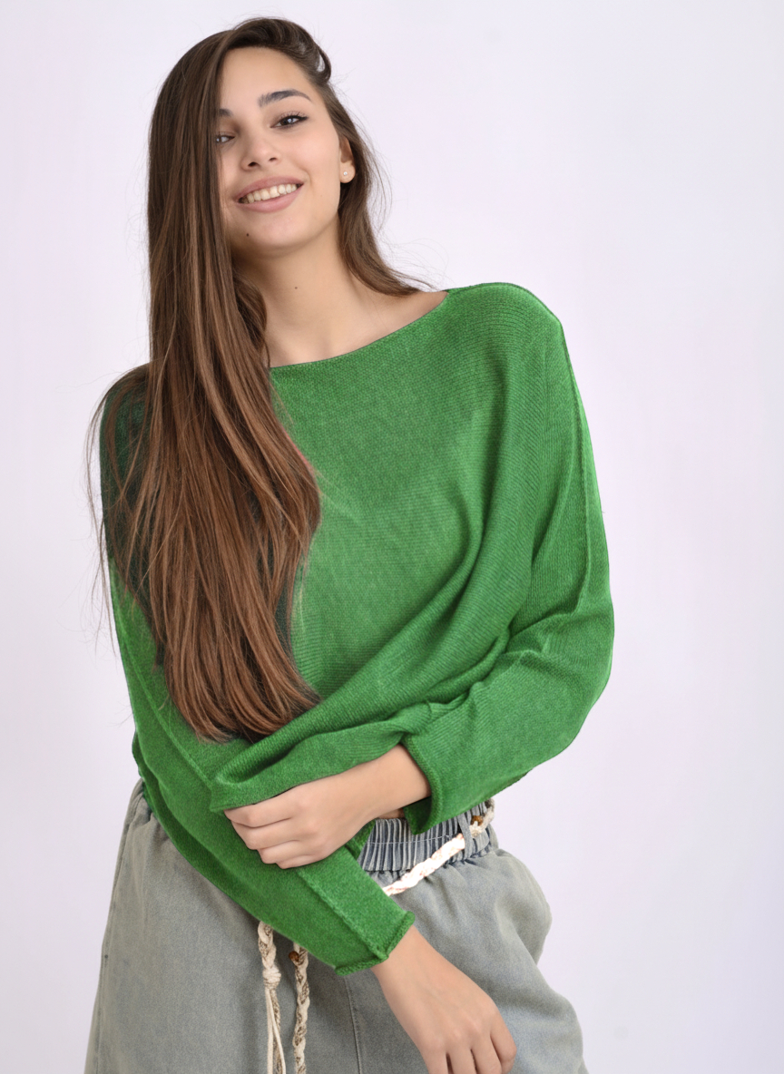 Bluza tricotată lejeră în nuanță verde, vedere din față, cu croială dreaptă și transparentă.