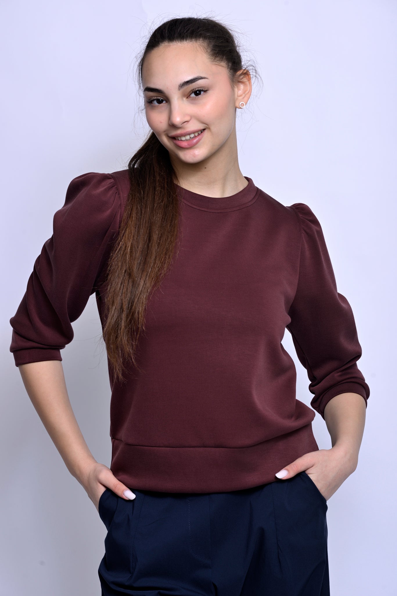 Bluză bordo cu umeri evidențiați, design modern MOY, vedere din față