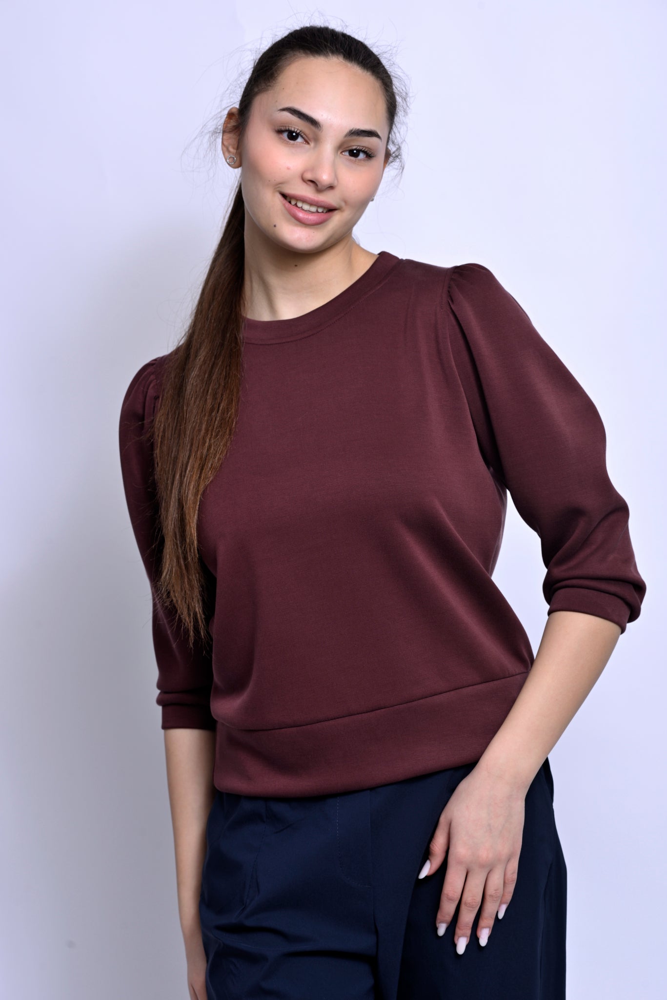 Bluză bordo cu design modern, vedere laterală