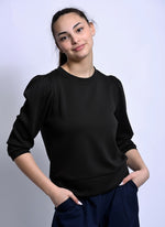 Bluză neagră cu umeri evidențiați, croială modernă