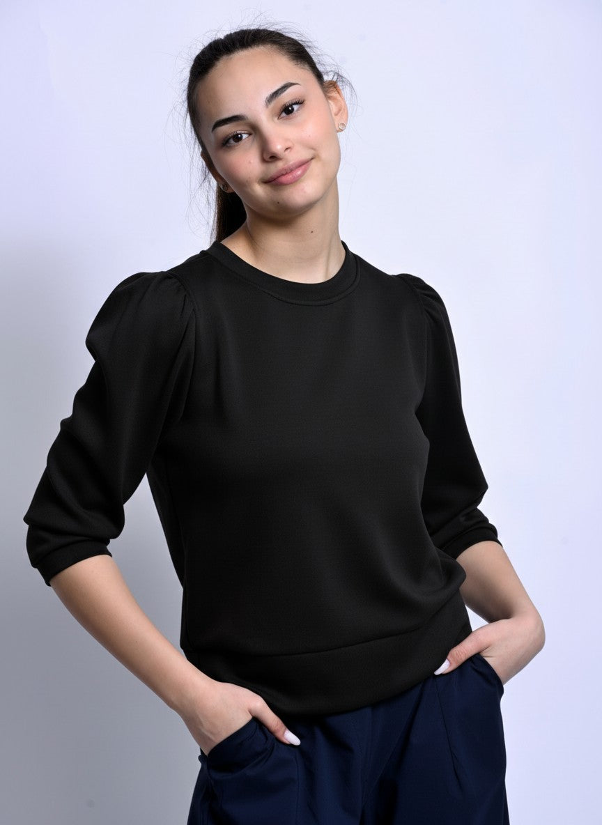 Bluză neagră cu umeri evidențiați, croială modernă