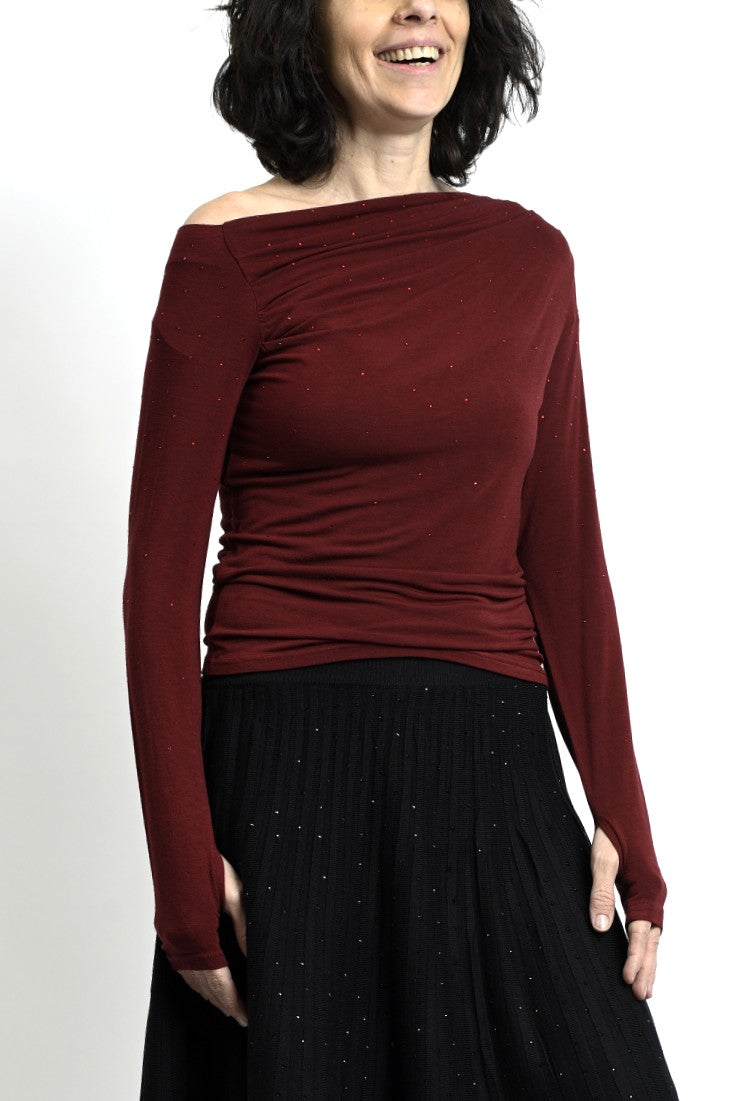 Bluză cu mâneci lungi și umeri căzuți, nuanță bordo, styling feminin cu talie evidențiată.
