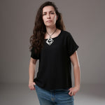  Bluză vaporoasă neagră din viscoză purtată de model, accesorizată cu colier statement și blugi casual