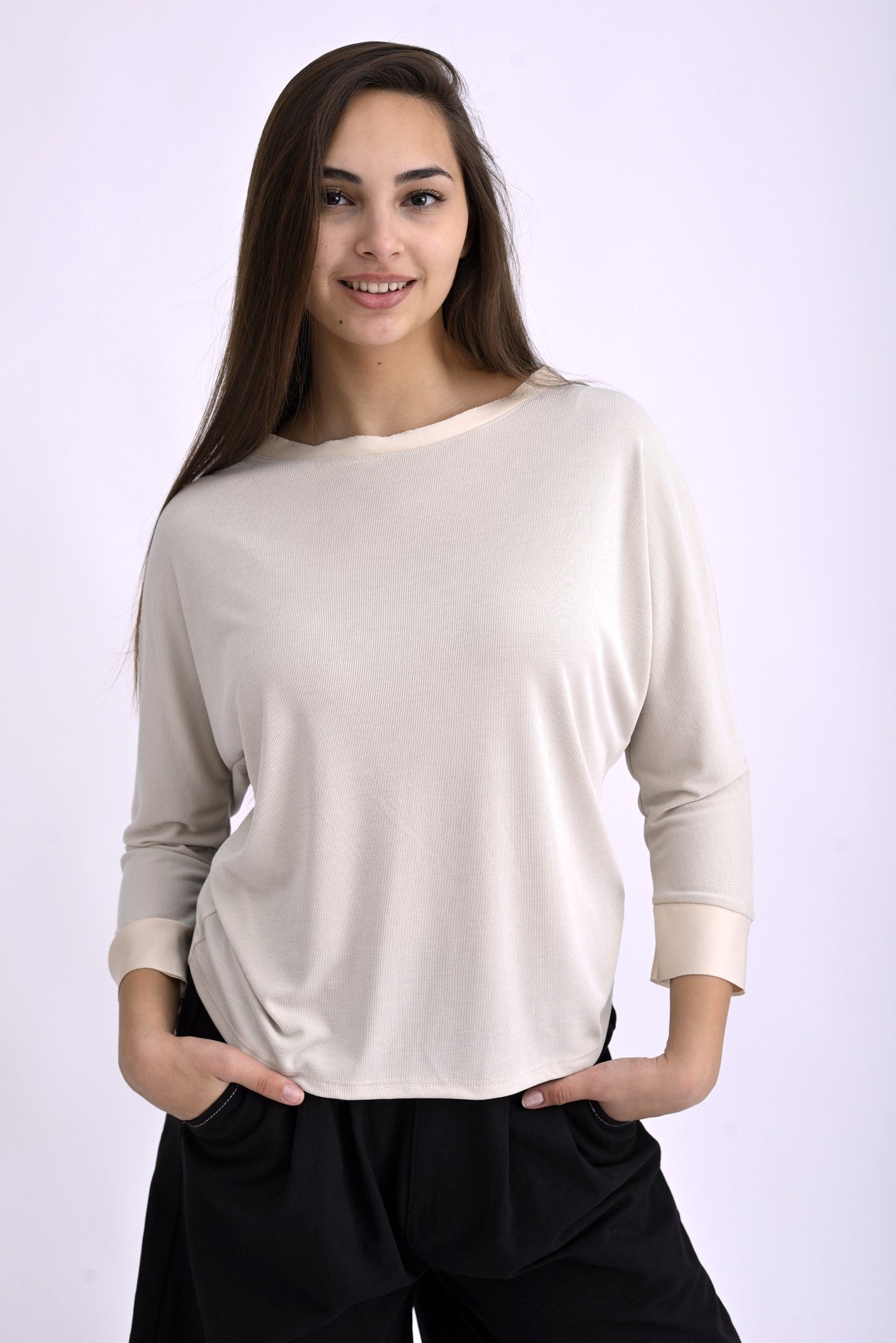 Bluză ivoar din viscoză și poliester, cu croială dreaptă și mâneci trei sferturi, vedere frontală.