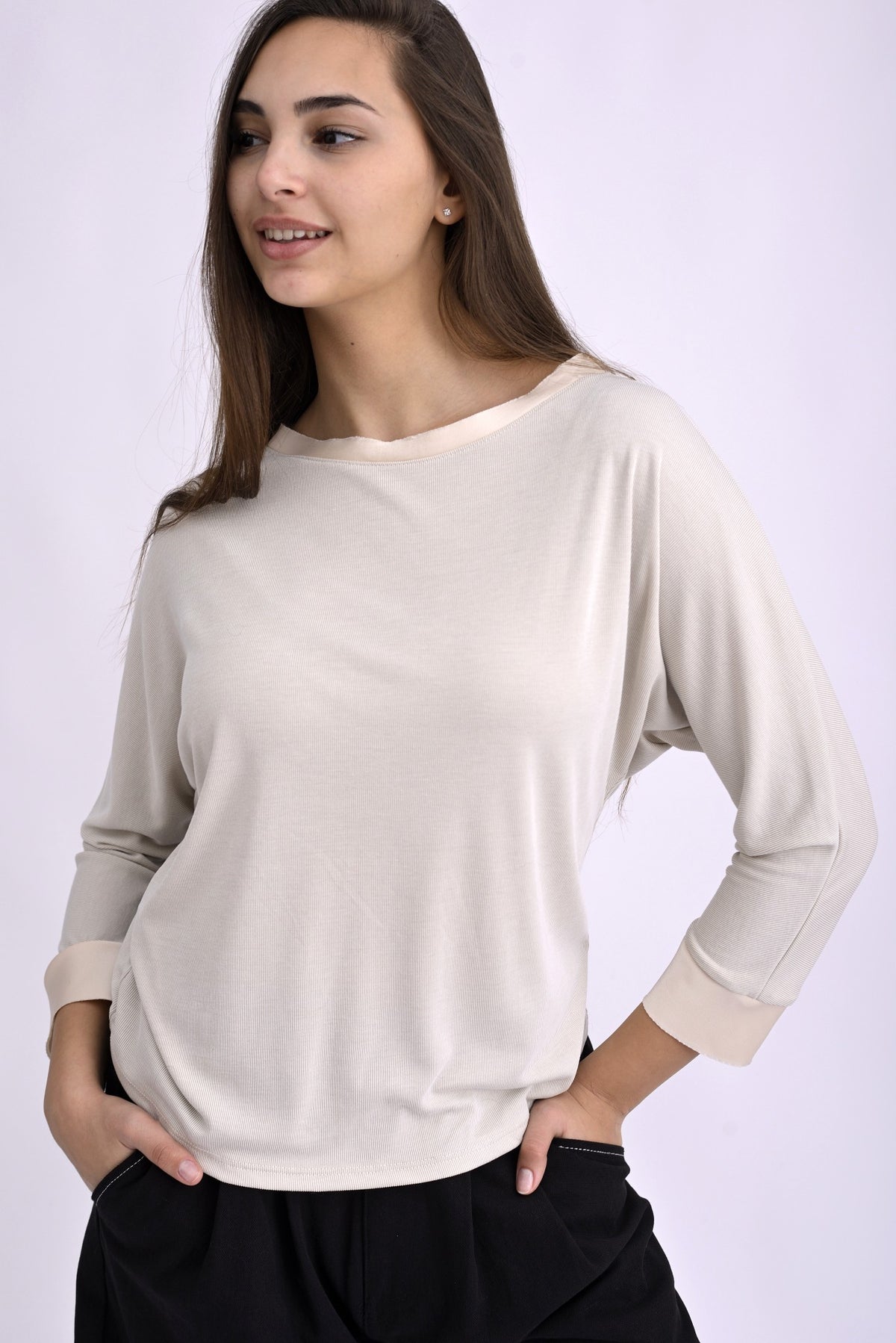 Bluză ivoar din viscoză și poliester, cu croială dreaptă și mâneci trei sferturi, vedere frontală.
