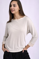 Bluză ivoar din viscoză și poliester, cu croială dreaptă și mâneci trei sferturi, vedere frontală.