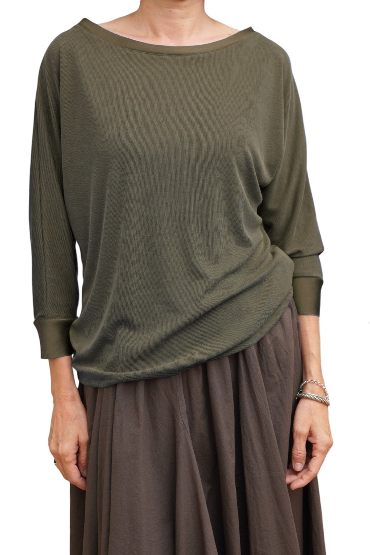 Bluză kaki din viscoză și poliester, cu croială dreaptă și mâneci trei sferturi, vedere frontală.