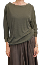 Bluză kaki din viscoză și poliester, cu croială dreaptă și mâneci trei sferturi, vedere frontală.