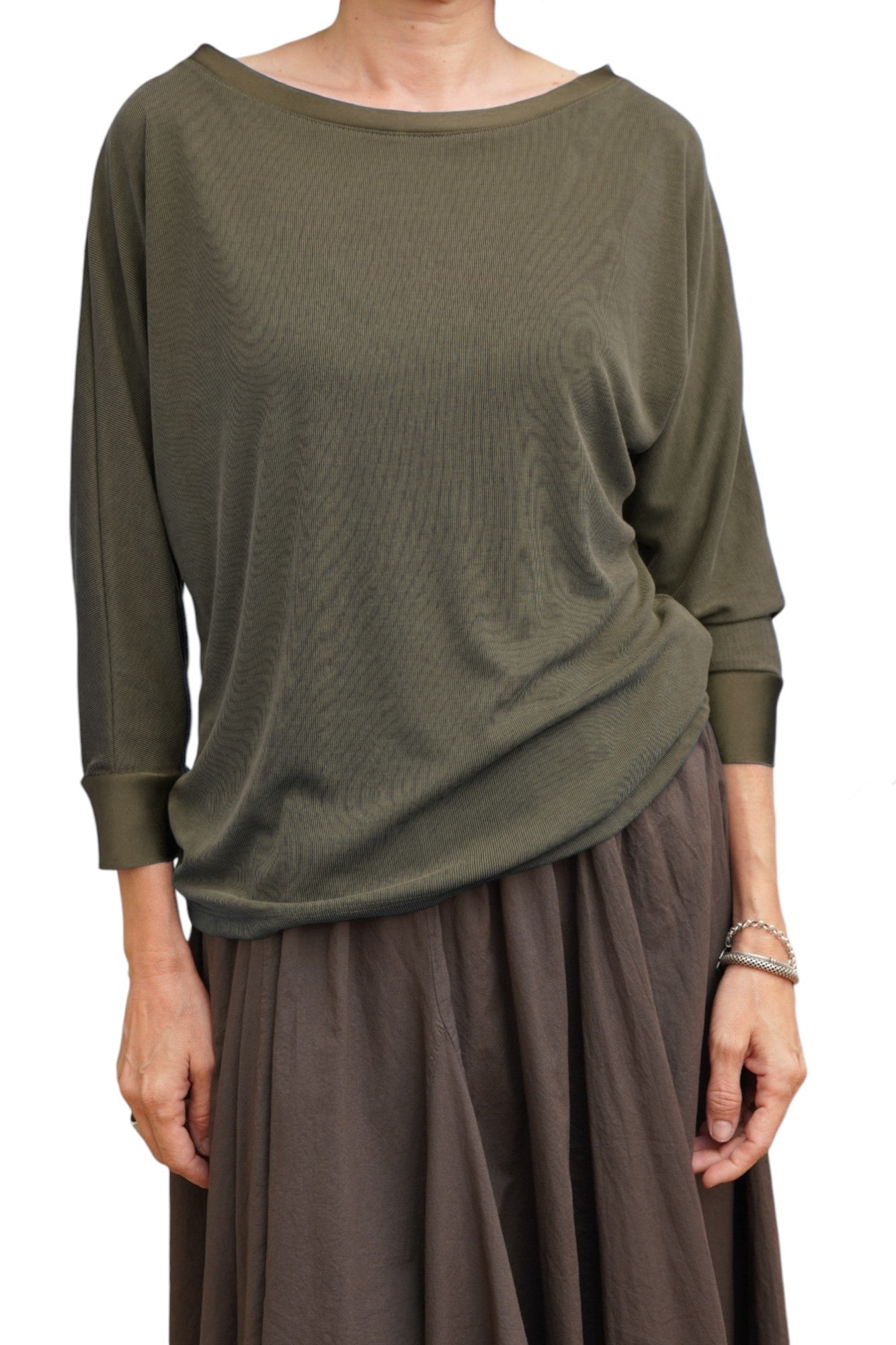 Bluză kaki din viscoză și poliester, cu croială dreaptă și mâneci trei sferturi, vedere frontală.