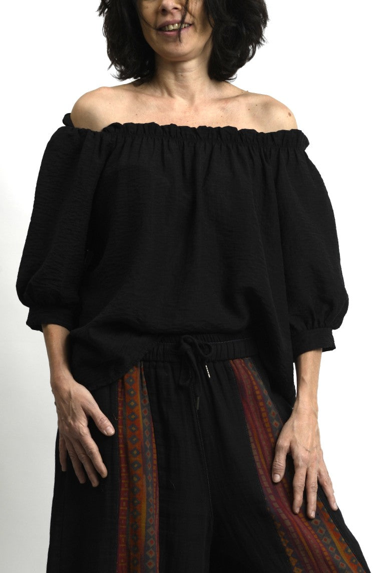 Detaliu de mânecă bufantă și textură fină a materialului din vâscoză.