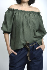 Vedere laterală a bluzei din vâscoză cu croială lejeră și mâneci scurte bufante.