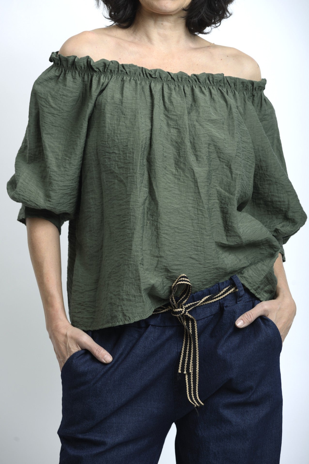 Vedere laterală a bluzei din vâscoză cu croială lejeră și mâneci scurte bufante.