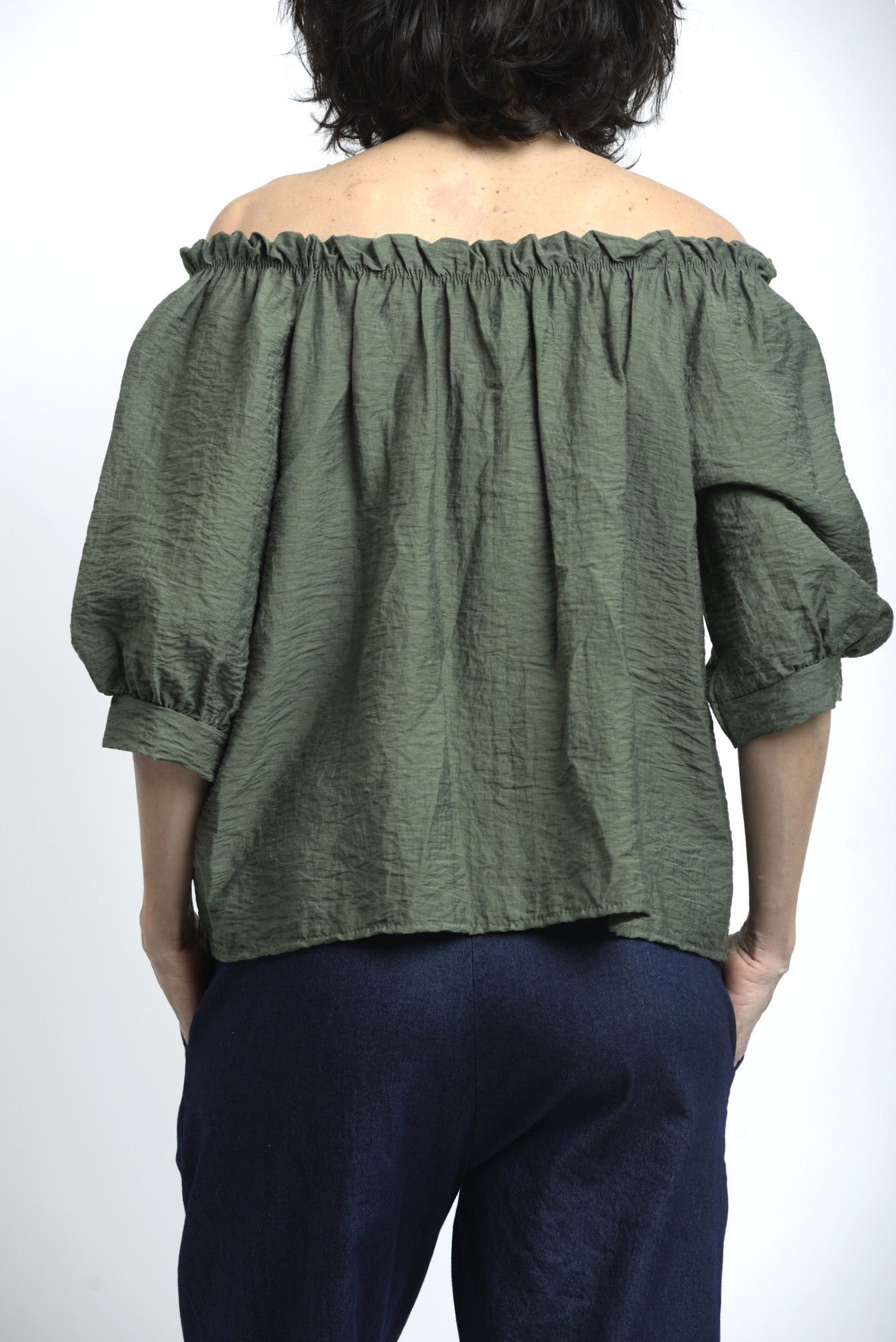 Spatele bluzei din vâscoză, cu decolteu elastic și cădere naturală.