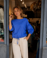 Bluză din bumbac, cu șiret reglabil și mâneci bufante scurte, vedere frontală — All Above Boutique.