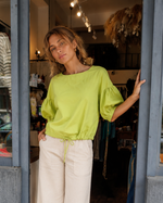 Bluză din bumbac verde fistic, cu mâneci bufante și talie ajustabilă prin șiret — All Above Boutique.