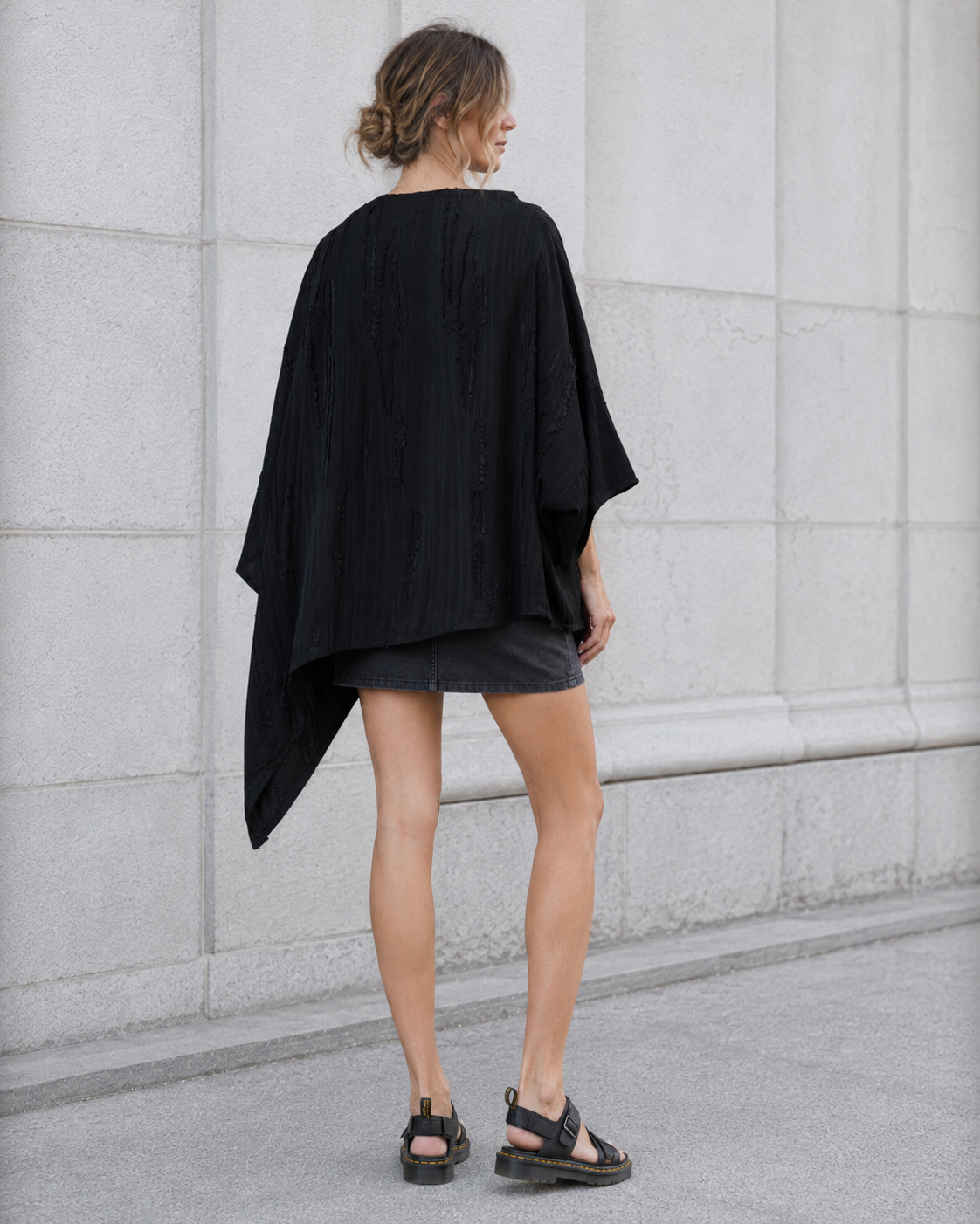 Detaliu textură devoré cu dungi semi-transparente pe bluza asimetrică. All Above Boutique.