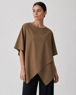 Bluză camel oversize asimetrică cu bază în colțuri, vedere frontală. All Above Boutique.