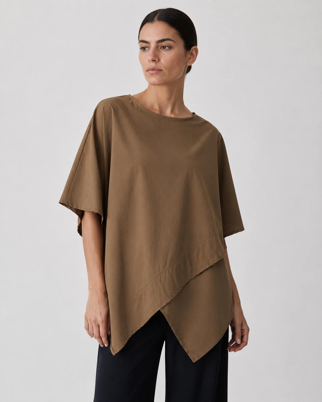 Bluză camel oversize asimetrică cu bază în colțuri, vedere frontală. All Above Boutique.