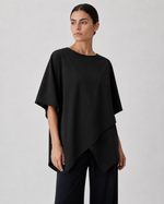 Bluză neagră oversize asimetrică cu bază în colțuri, vedere frontală. All Above Boutique.