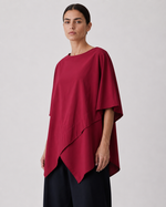 Bluză roșie oversize asimetrică cu bază în colțuri, vedere frontală. All Above Boutique.