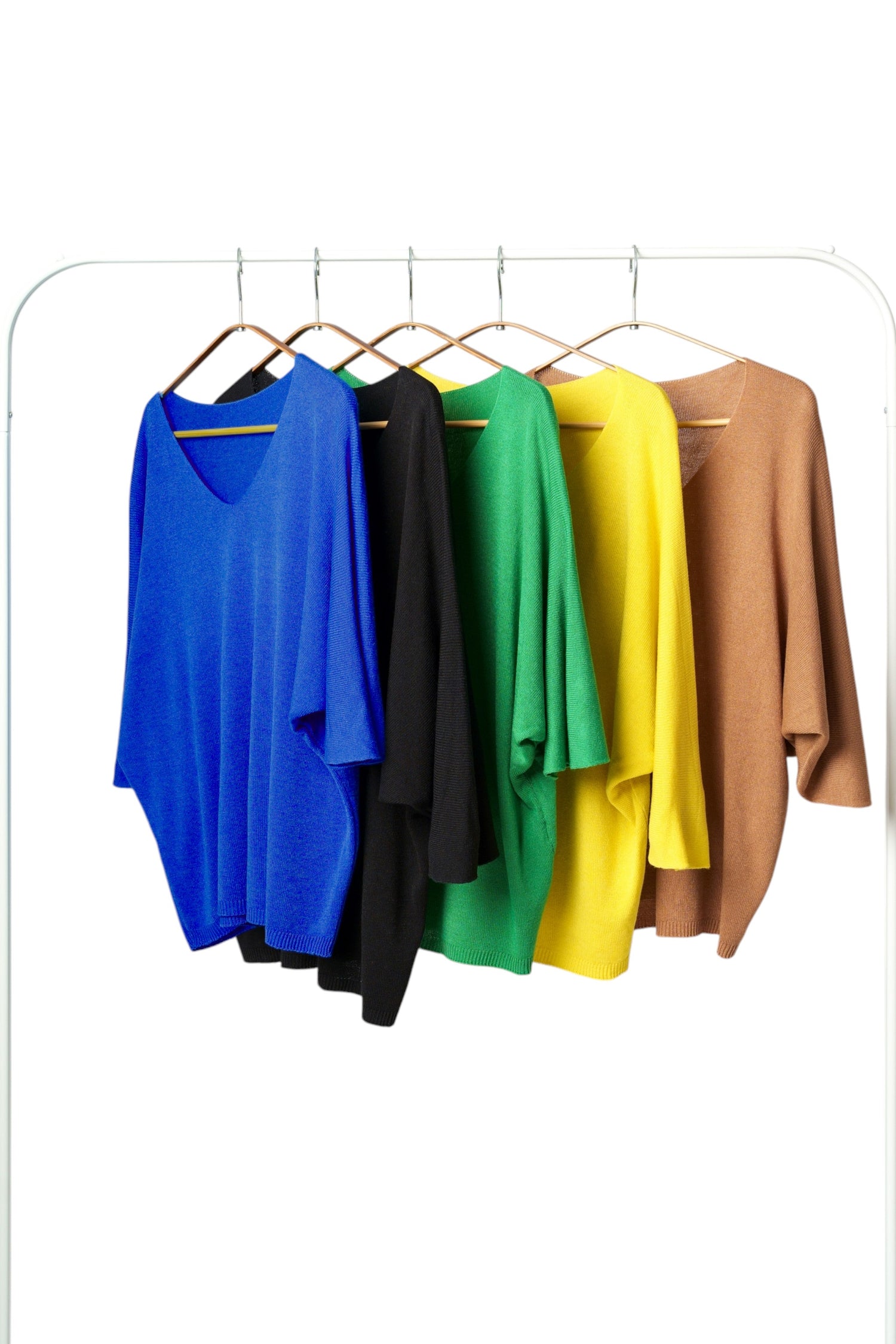 Colecție de bluze din tricot subțire cu decolteu în V, în culorile albastru, negru, verde, galben și maro, așezate pe umerașe.