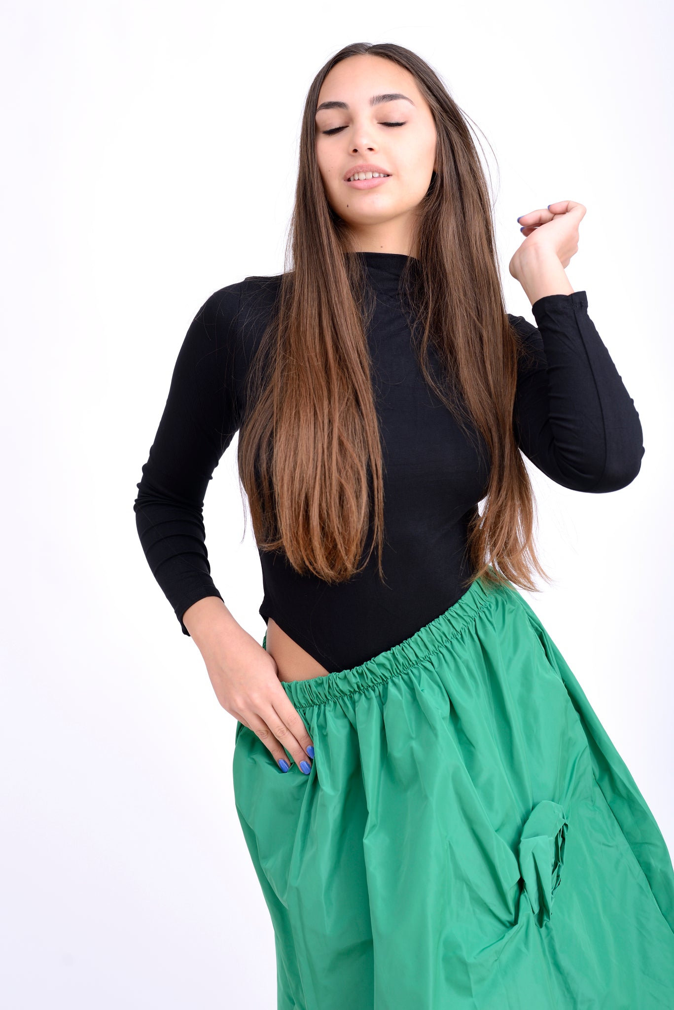Body negru cu mâneci lungi din viscoză și elastan, vedere laterală, cu croială feminină.