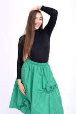 Body negru din viscoză, purtat cu fustă verde, evidențiind designul elegant și materialul moale.