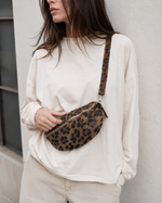 Borsetă din piele întoarsă cu imprimeu animal print, detaliu
