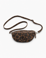 Borsetă din piele întoarsă cu imprimeu animal print, detaliu