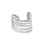 Brățară deschisă tip cuff formată din cinci benzi curbate neregulate, realizată din aluminiu reciclat, fotografiată pe fundal alb