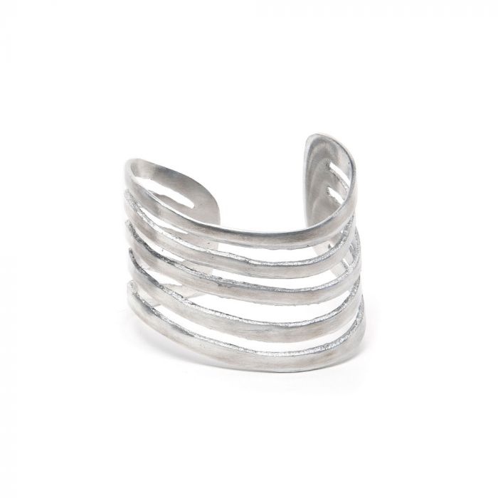 Brățară deschisă tip cuff formată din cinci benzi curbate neregulate, realizată din aluminiu reciclat, fotografiată pe fundal alb