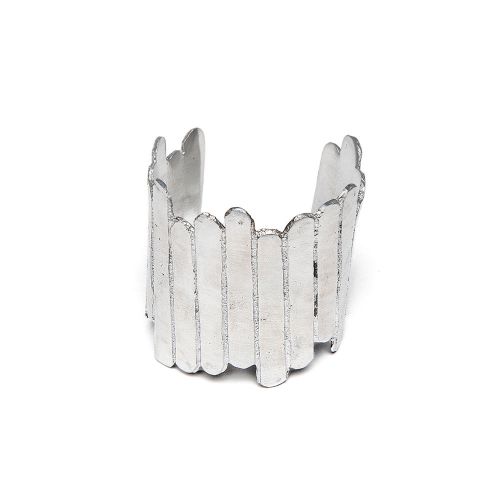Brățară lată handmade Vestopazzo din aluminiu reciclat, cu design neregulat inspirat de forme organice.