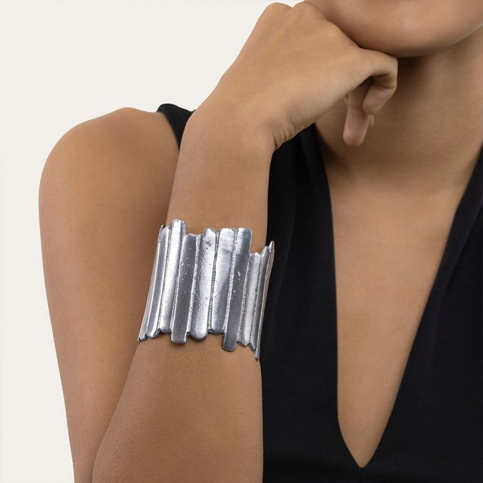 Brățară lată handmade Vestopazzo din aluminiu reciclat, cu design neregulat inspirat de forme organice, pe model