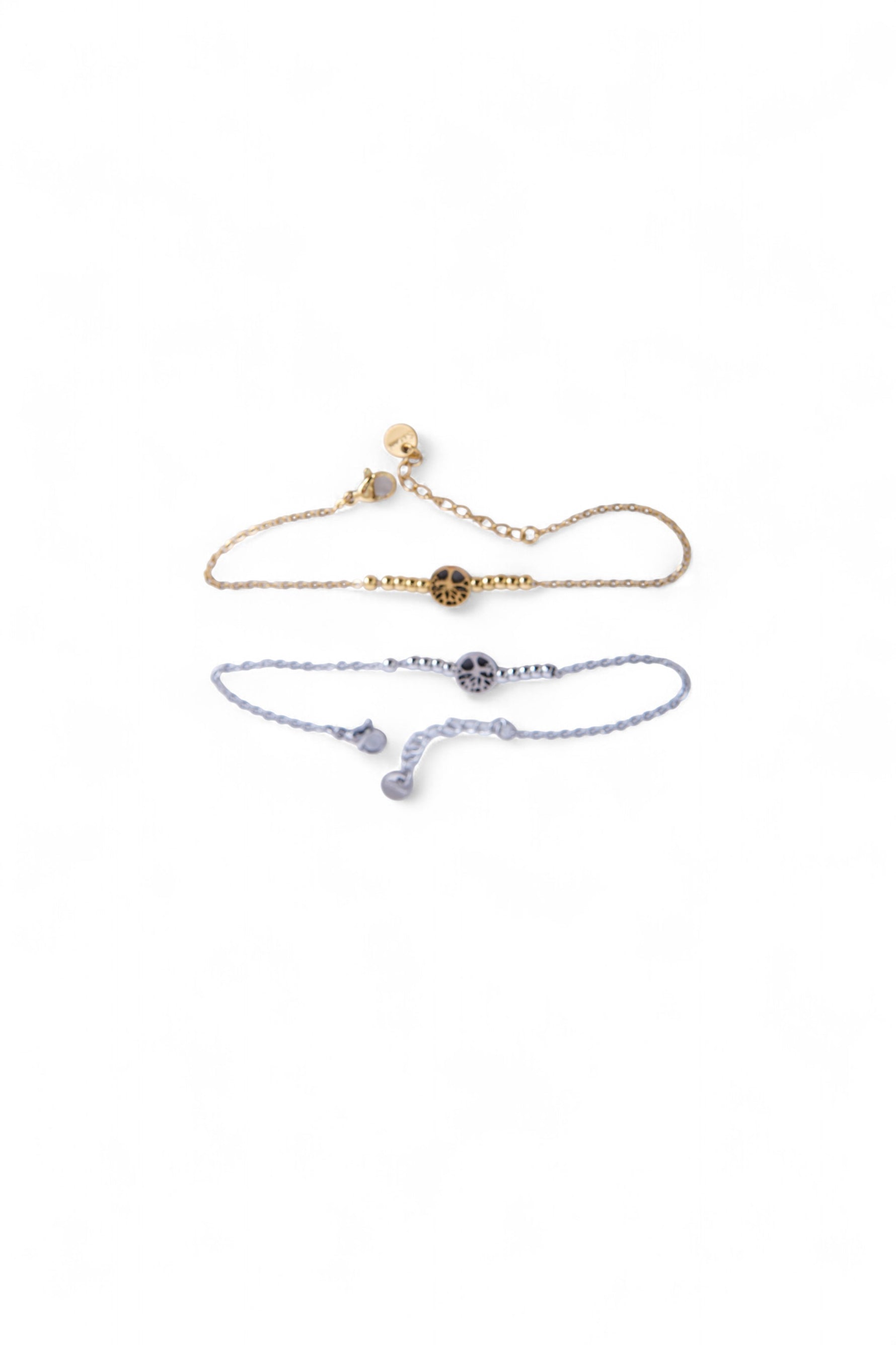 Două brățări din oțel inoxidabil cu simbol Arborele Vieții, una aurie și una argintie, prezentate pe fundal alb, vedere de ansamblu.