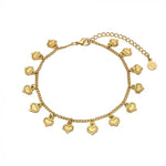 Brățară de gleznă aurie din alamă, decorată cu pandantive în formă de inimioare sculptate, pe fundal alb.