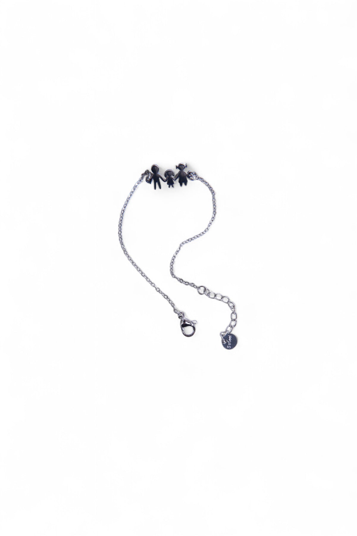 Prim-plan cu brățara din oțel inoxidabil cu pandantiv familie, prezentată pe fundal alb.