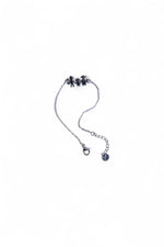 Prim-plan cu brățara din oțel inoxidabil cu pandantiv familie, prezentată pe fundal alb.