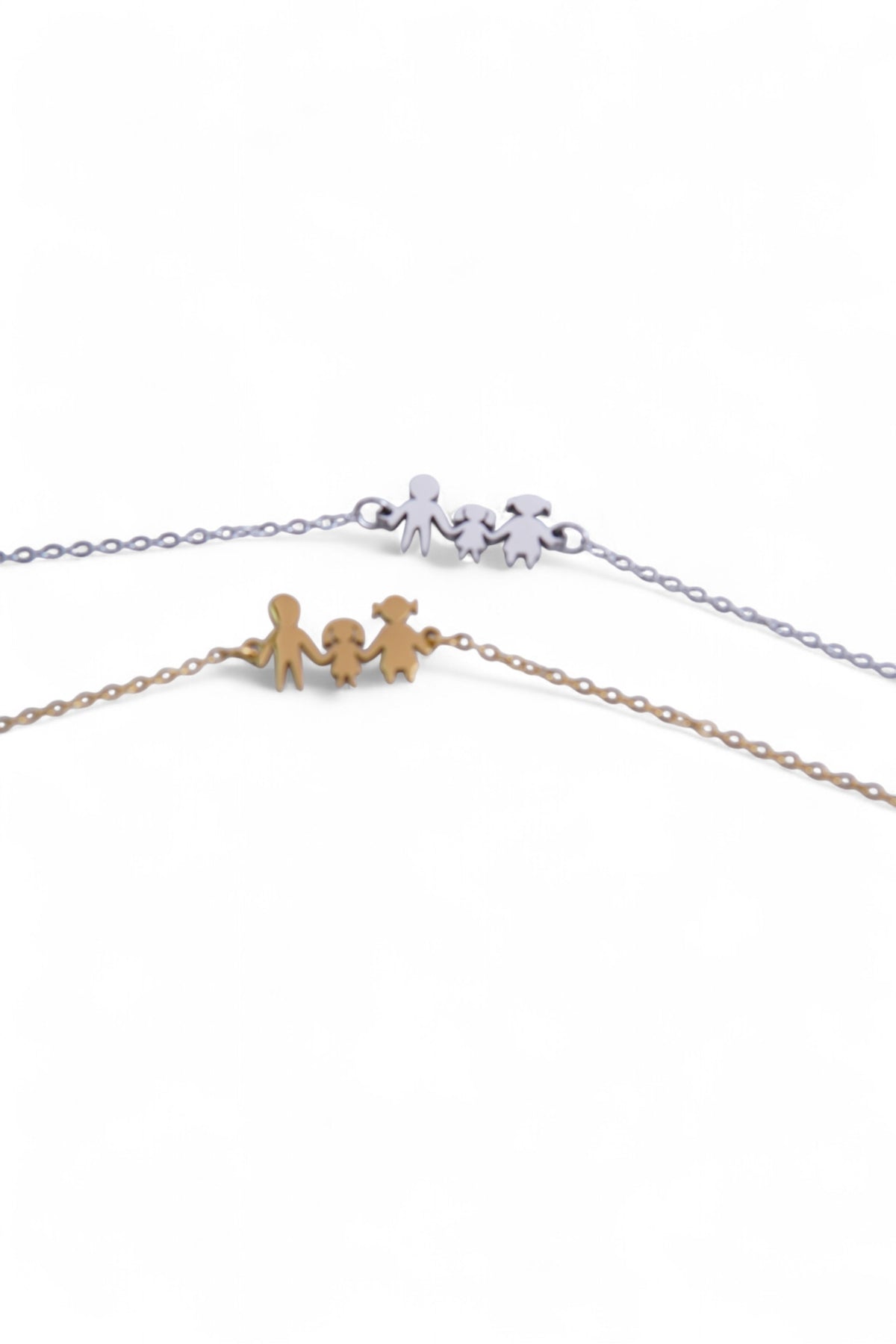 Brățări simbol familie, realizate din oțel inoxidabil, disponibile în variante aurie și argintie, prezentate pe fundal alb.