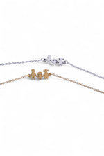 Brățări simbol familie, realizate din oțel inoxidabil, disponibile în variante aurie și argintie, prezentate pe fundal alb.