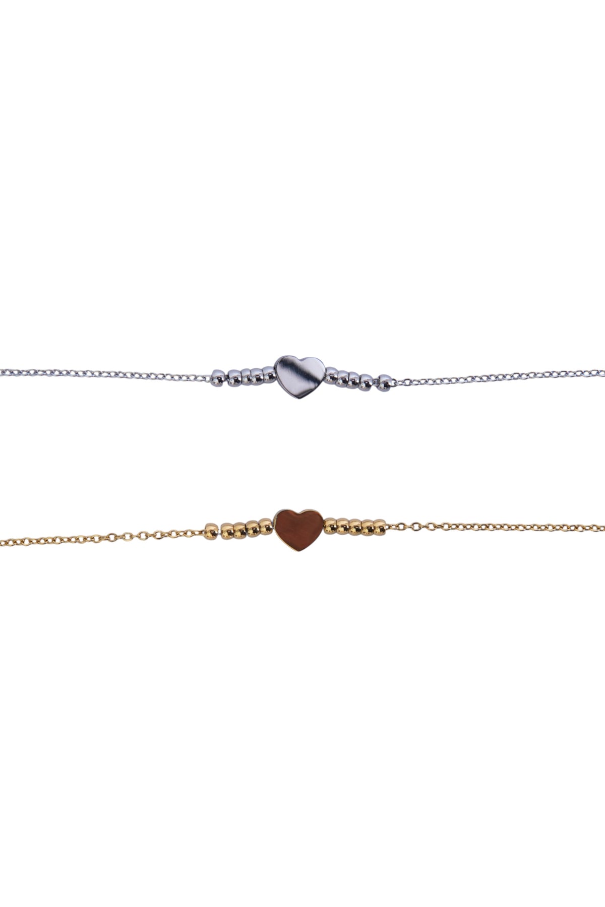 Două brățări subțiri din oțel inoxidabil, una argintie și una aurie, cu pandantiv inimă și biluțe decorative, fotografiate în detaliu pe fundal alb.