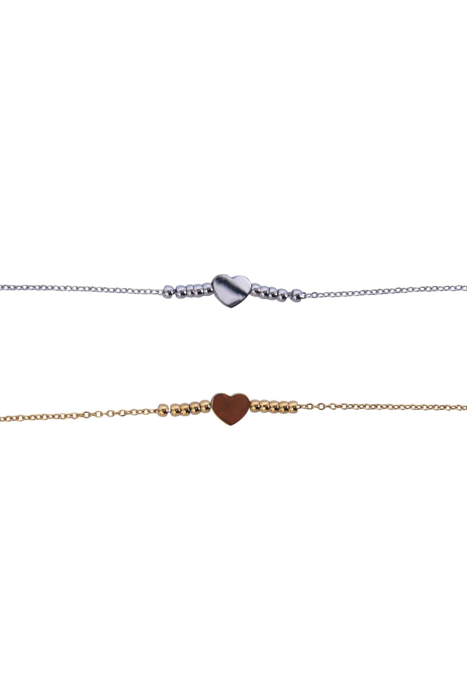 Două brățări subțiri din oțel inoxidabil, una argintie și una aurie, cu pandantiv inimă și biluțe decorative, fotografiate în detaliu pe fundal alb.