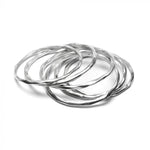 Set de brățări rotunde cu textură nefinisată, realizate manual din aluminiu reciclat, fotografiate pe fundal alb