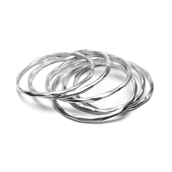 Set de brățări rotunde cu textură nefinisată, realizate manual din aluminiu reciclat, fotografiate pe fundal alb