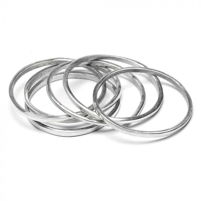  Set de brățări rotunde netede, cu aspect minimalist, realizate manual din aluminiu reciclat, fotografiate pe fundal alb