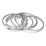  Set de brățări rotunde netede, cu aspect minimalist, realizate manual din aluminiu reciclat, fotografiate pe fundal alb