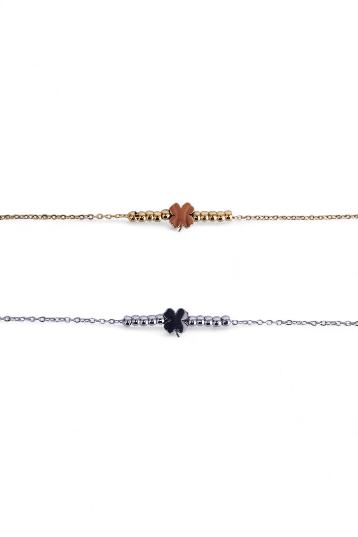 Brățară subțire din oțel inoxidabil cu simbol trifoi, disponibilă în două culori, prezentată pe fundal alb.